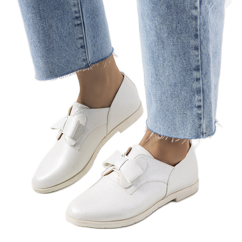 Vita brogues med Korner-rosett