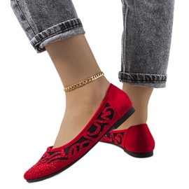 Röda ballerinor med genombrutna Selam ornament svart