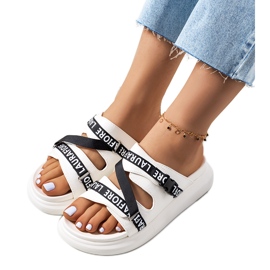 Vita tofflor på Kogil-plattformen