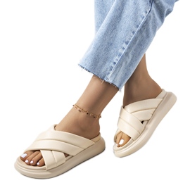 Beiga tofflor på Allport-plattformen beige