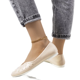 Silke utskurna gyllene ballerinor