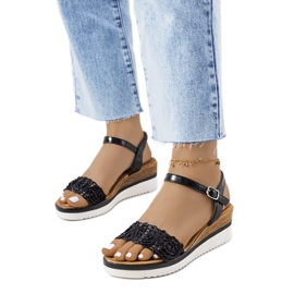 Svarta sandaler med en dekorativ Kirk-rem