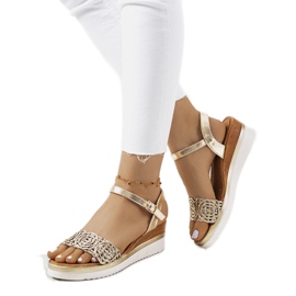 Gyllene sandaler med en dekorativ Kirk-rem