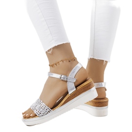 Silversandaler med ett dekorativt Kirk-band silver-