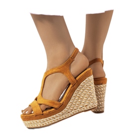 Bruna espadriller på en cederträ