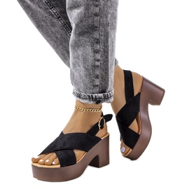 Svarta sandaler på kapellplattformen