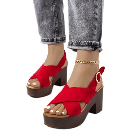 Röda sandaler på kapellplattformen