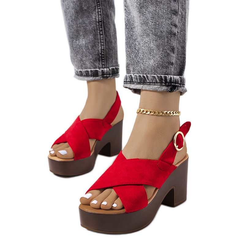 Röda sandaler på kapellplattformen