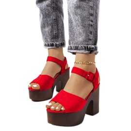 Röda sandaler på Duncan-plattformen