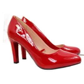 Röda pumps lackerade på Sergio Leone stolpen