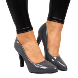 Pumpar lackerade på en grå Sergio Leone stolpe