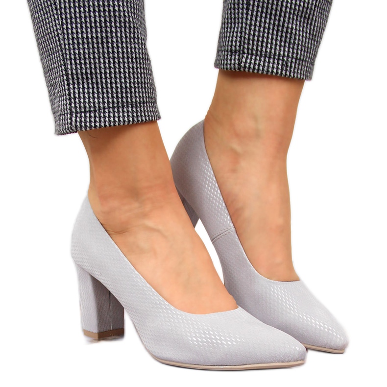 Pumper på den grå Monique stolpen mångfärgad