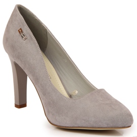 Pumps på en grå Sergio Leone mockapelare