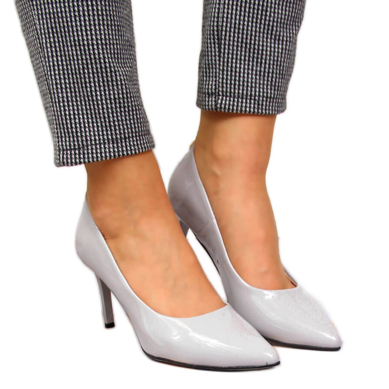 Pumps på en grå Jumalackad klack