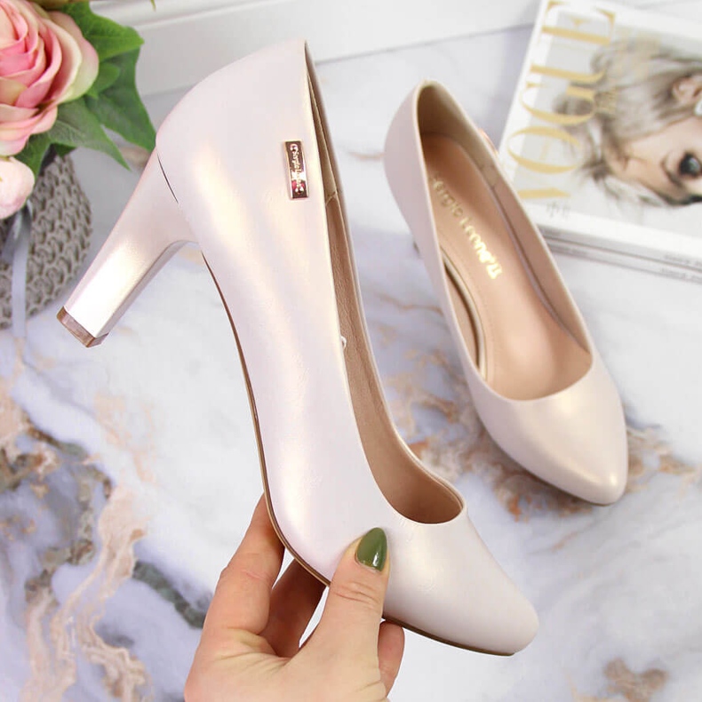 Pumpar på ett pärlande Sergio Leone-inlägg beige