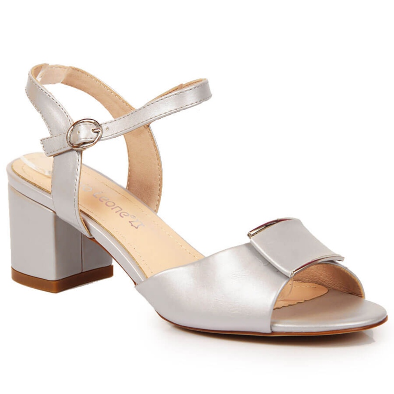 Silversandaler på stolpen av Sergio Leone beige