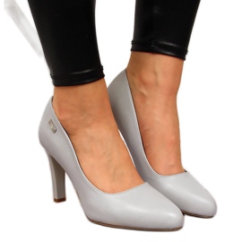 Pumpar på den klassiska grå Sergio Leone stolpen