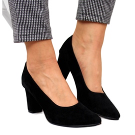 Pumps på stolpen svart Monique mocka