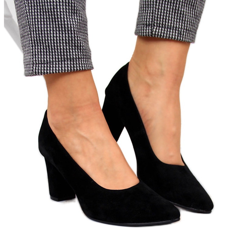 Pumps på stolpen svart Monique mocka