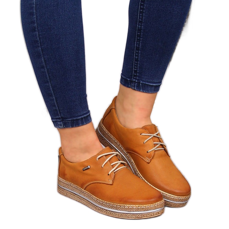 Damskor i läder på plattformen ljusbruna Helios 380