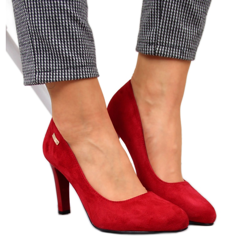 Pumps på en röd Sergio Leone mockapelare