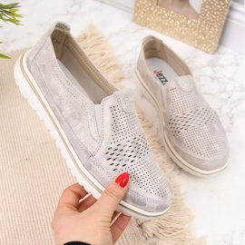 Damskor i guld genombrutna läder Jezzi gyllene