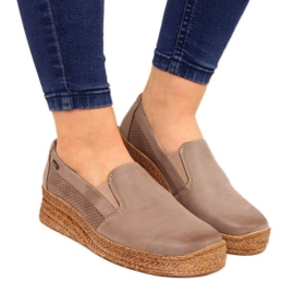 Damskor i läder med en beige kil Helios 350