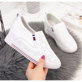 Skinnsneakers för kvinnor på en vit genombruten kil Filippo