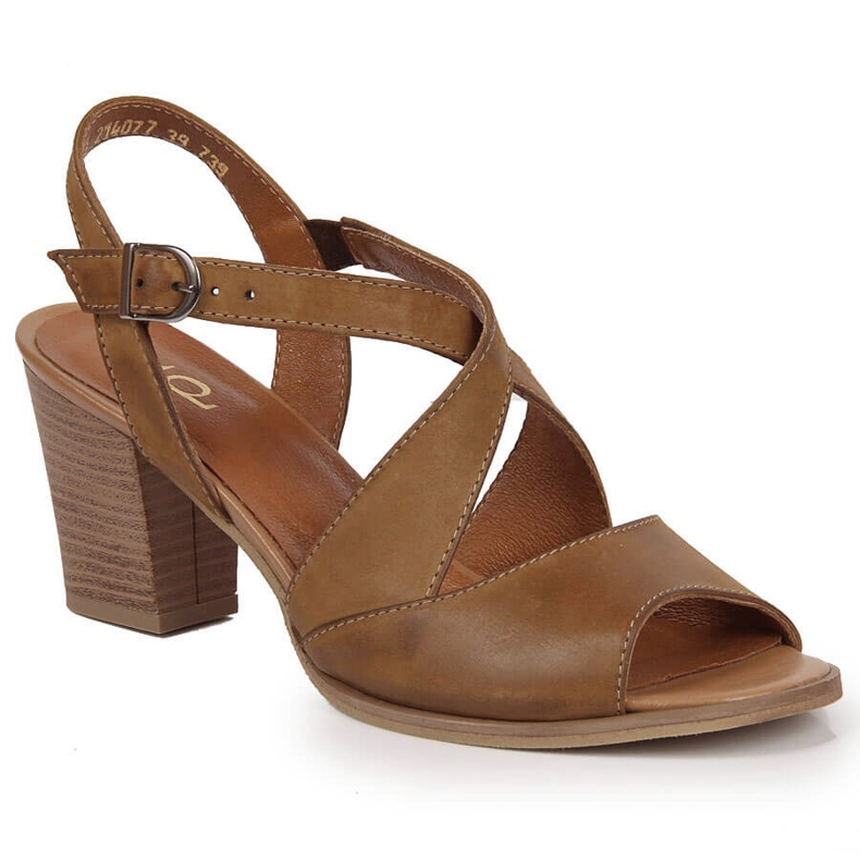 Skinnsandaler för kvinnor på en brun Dolce Pietro-stolpe