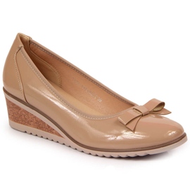 Pumps på en lackad beige Vinceza-kil