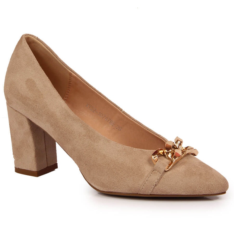 Pumps på en mockapelare med en beige Vinceza-kedja