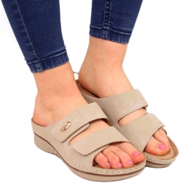 Bekväma kvinnors beige kardborrtofflor eVento