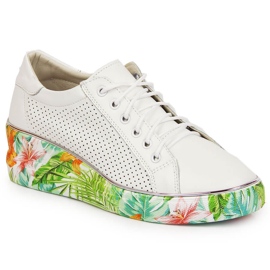 Kvinnors läderskor på en kilvit Artiker