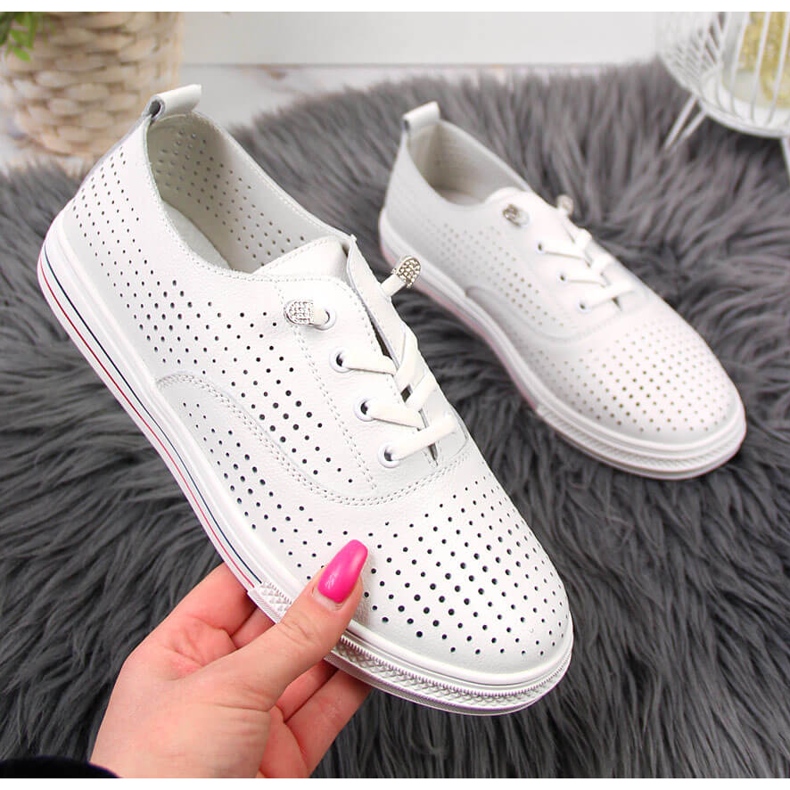 Kvinnors vita genombrutna läderskor Vinceza