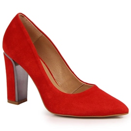 Lädervelourpumps på en röd Juma-stolpe