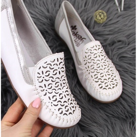 Vita genombrutna loafers i läder Rieker L6350-80 för kvinnor