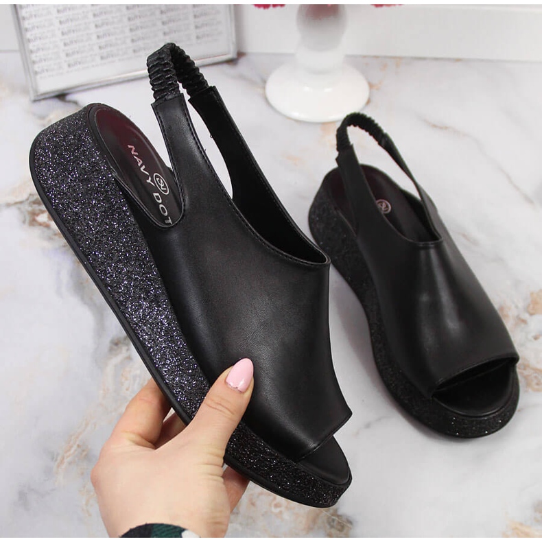 Svarta sandaler för kvinnor på Navy Dot-plattformen