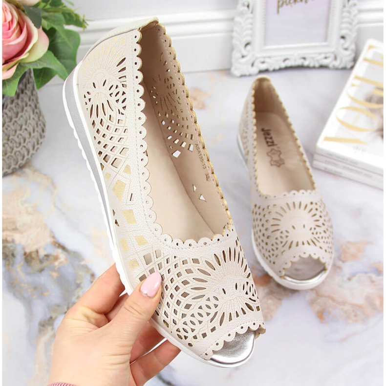 Genombruten, öppen tå, beige Jezzi damskor