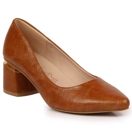 Pumps på en dekorativ brun stolpe av Jezzi