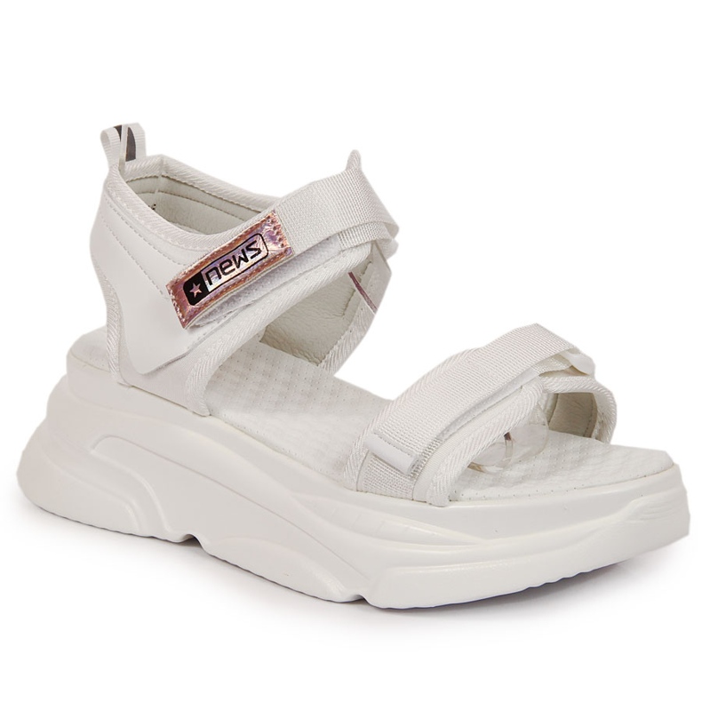Vita sandaler för kvinnor på sportplattformen NEWS