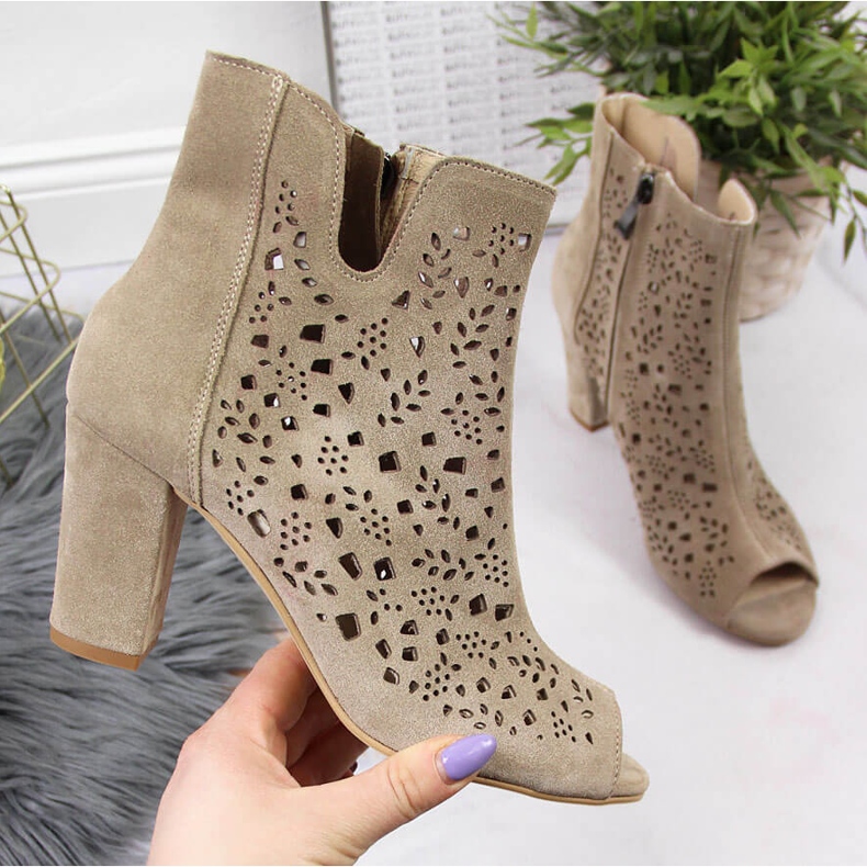 Genombrutna läderstövlar för kvinnor på Juma beige stolpe