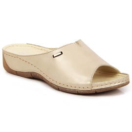 Skinntofflor för kvinnor på en gyllene kil Helios 105