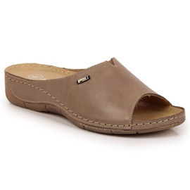 Skinntofflor för kvinnor på en beige Helios 105 kil