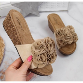 Kvinnors beige wedge tofflor med blommor eVento
