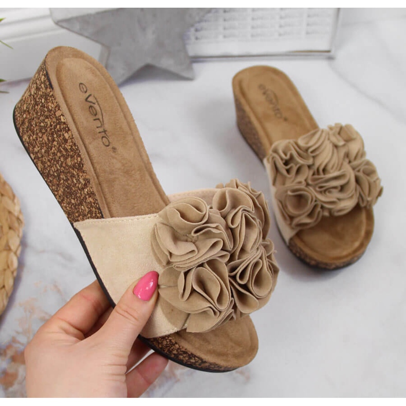 Kvinnors beige wedge tofflor med blommor eVento