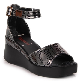 Skinnsandaler för kvinnor med en metallisk Artiker-kil silver- grå