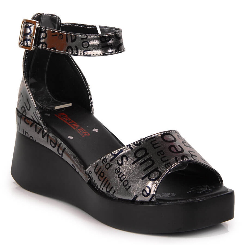 Skinnsandaler för kvinnor med en metallisk Artiker-kil silver- grå