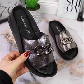 Damtofflor i skinn med kedja silver T.Sokolski