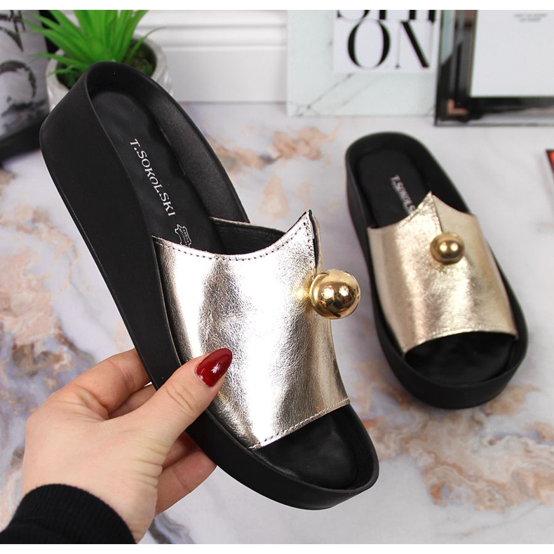 Damtofflor i skinn med guldprydnad T.Sokolski gyllene