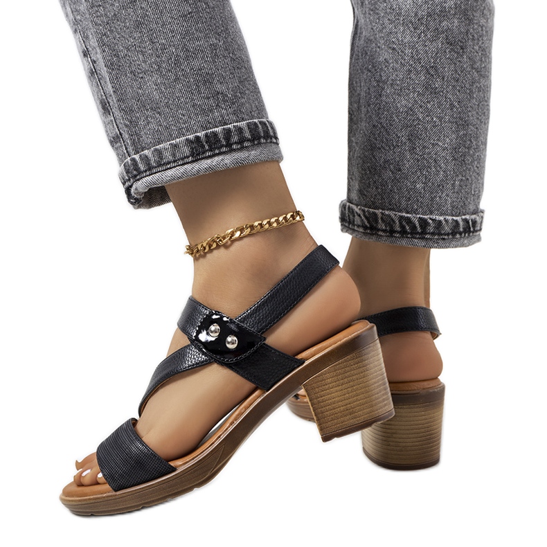 Svarta sandaler på Ewertstolpen